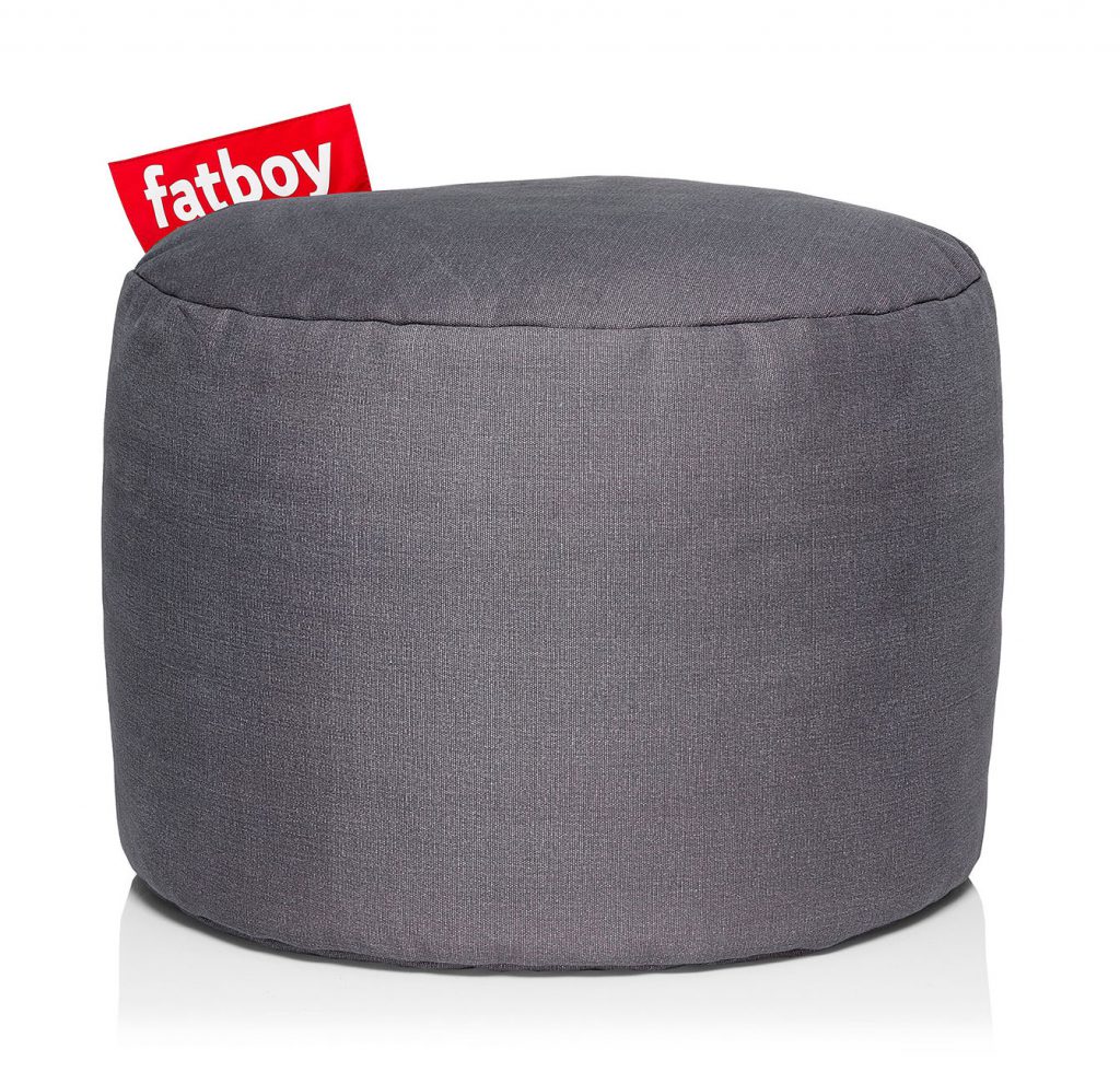 Un pouf gris avec le mot fabyboy dessus.