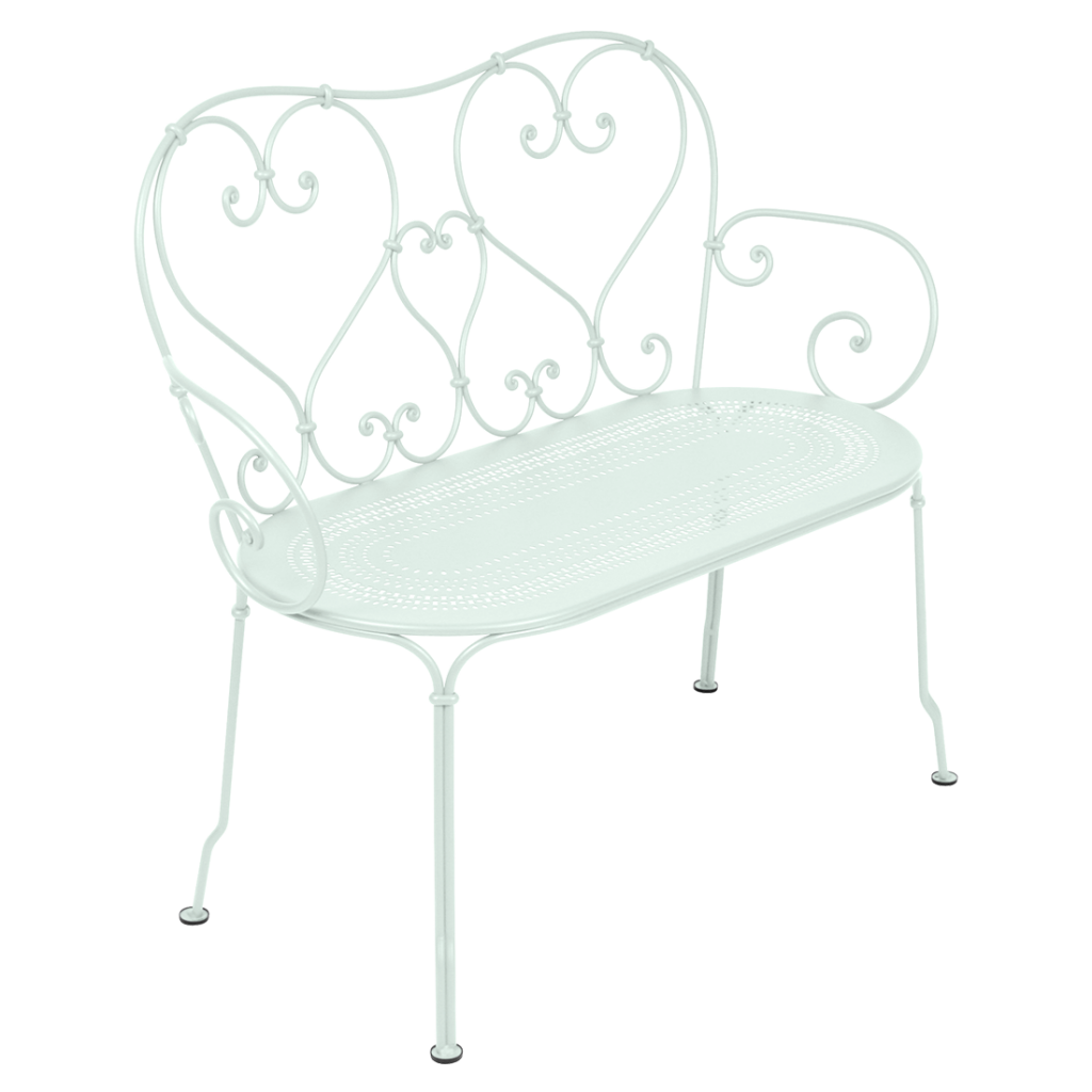 Un banc en fer forgé blanc au design orné.