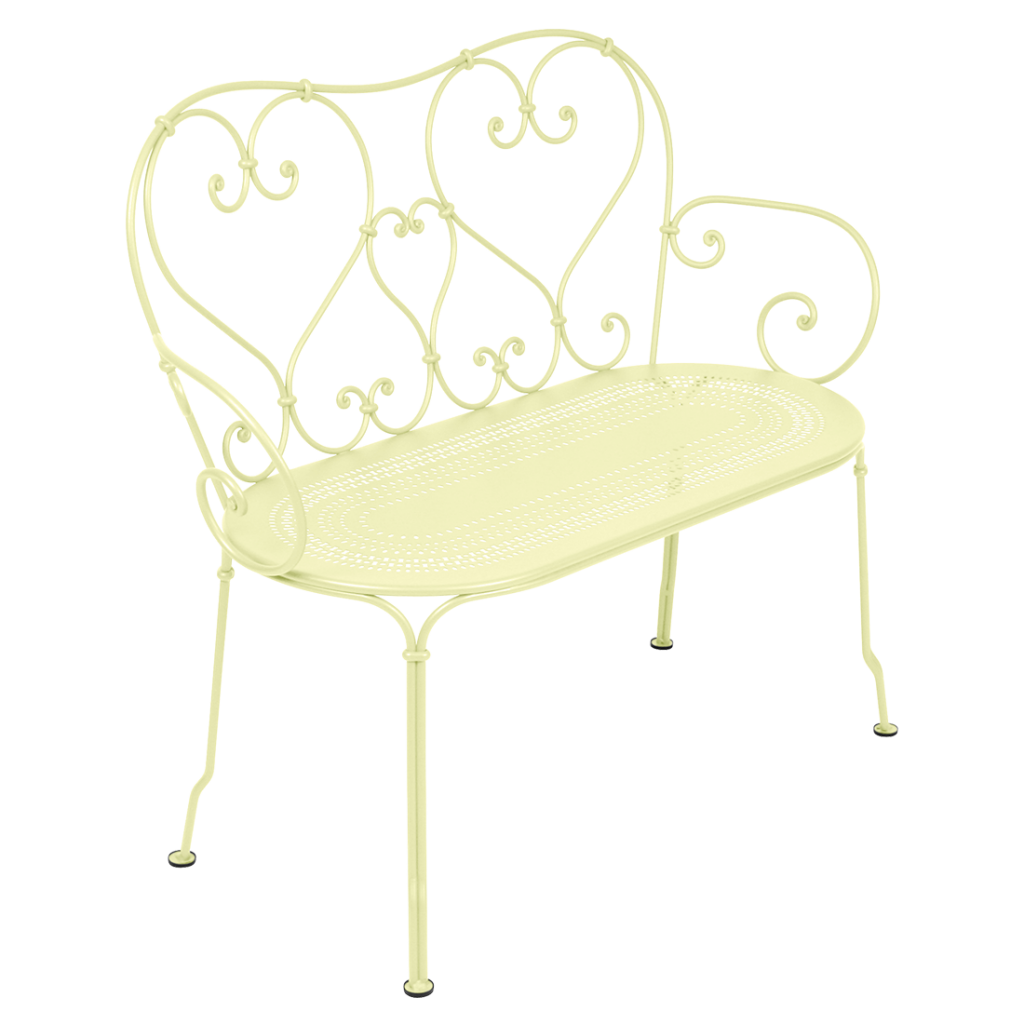 Un banc en fer forgé jaune sur fond blanc.