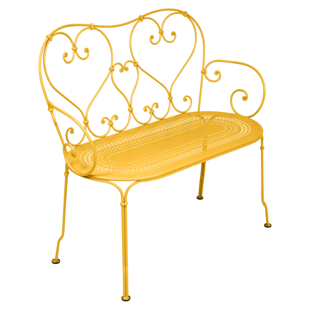 Un banc en fer forgé jaune sur fond blanc.