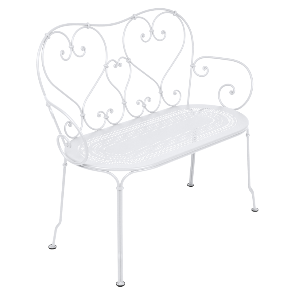 Un banc en fer forgé blanc sur fond blanc.