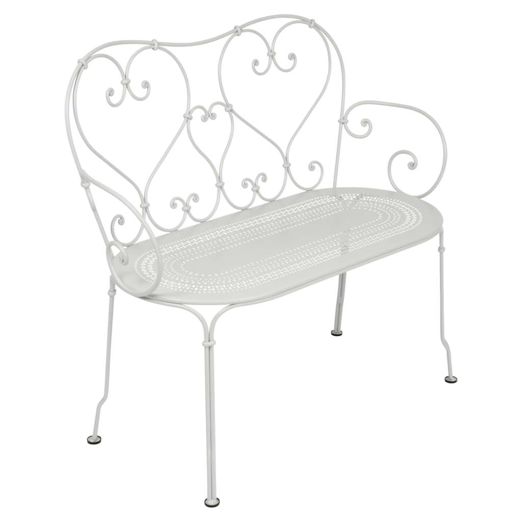 Un banc en métal blanc au design orné.