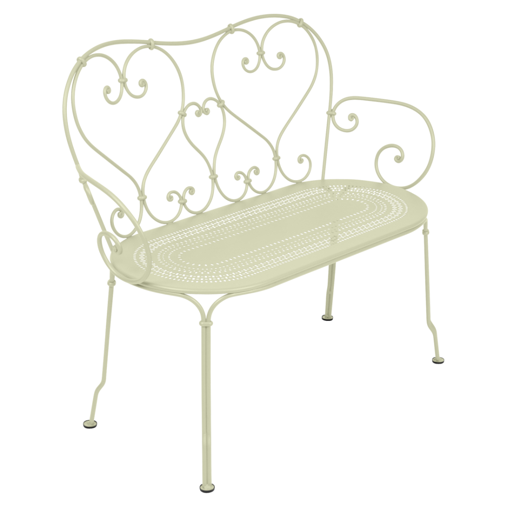 Un banc en fer forgé blanc sur fond blanc.