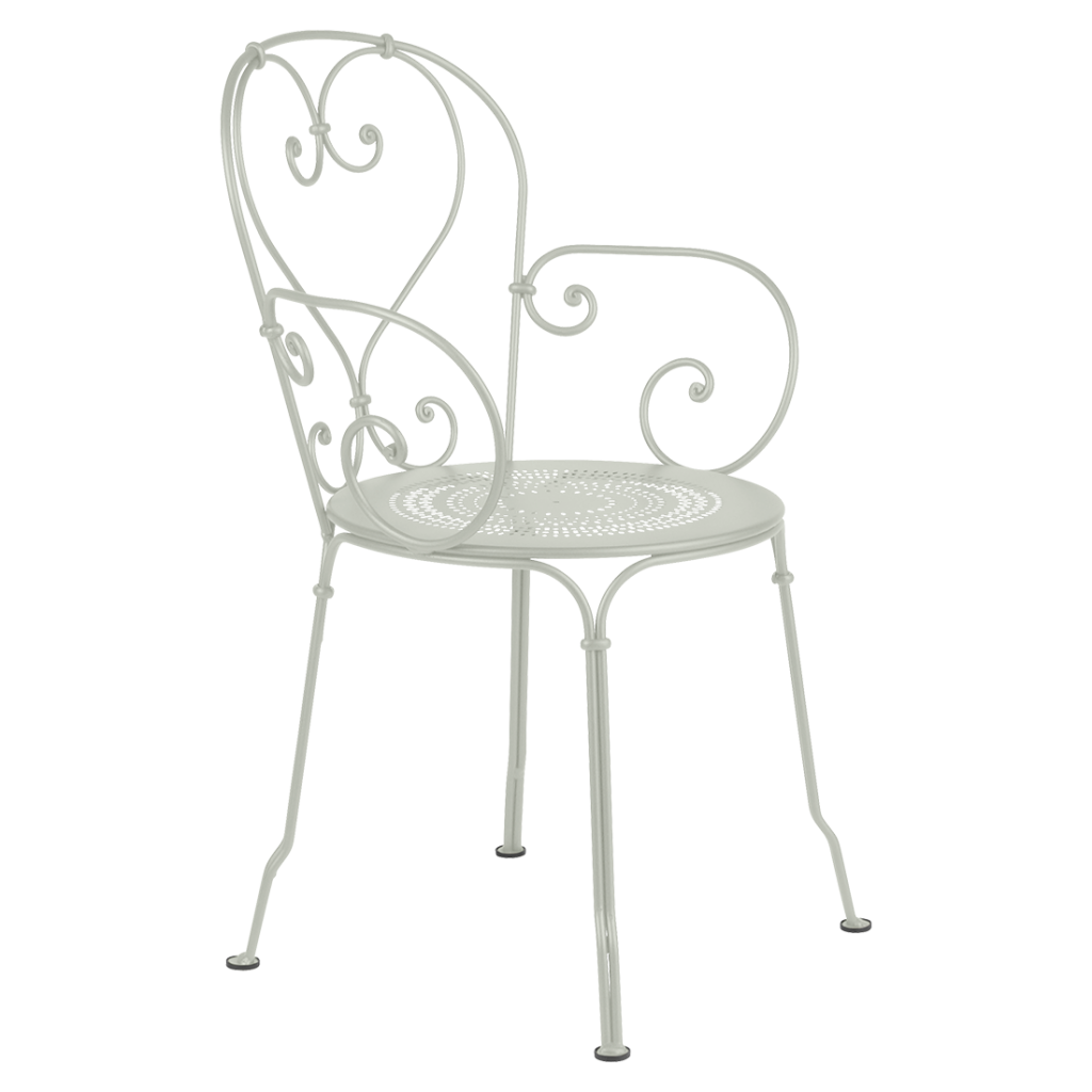 Une chaise en métal blanc au design orné.