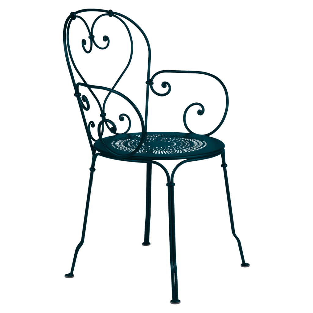 Une chaise en fer forgé noir sur fond blanc.