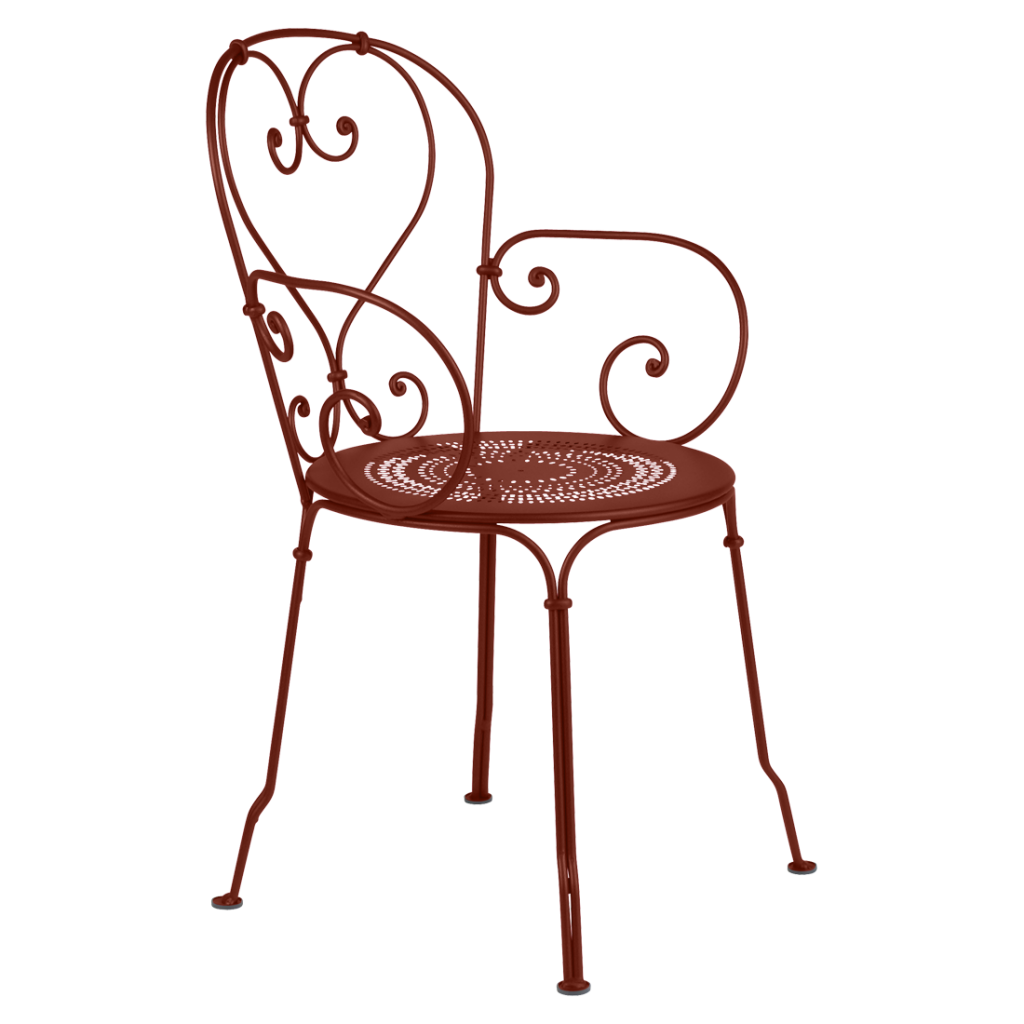 Une chaise en fer forgé rouge sur fond blanc.