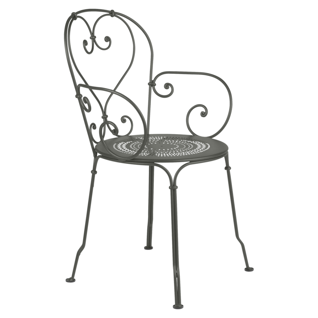 Une chaise en fer forgé avec dossier et accoudoirs.