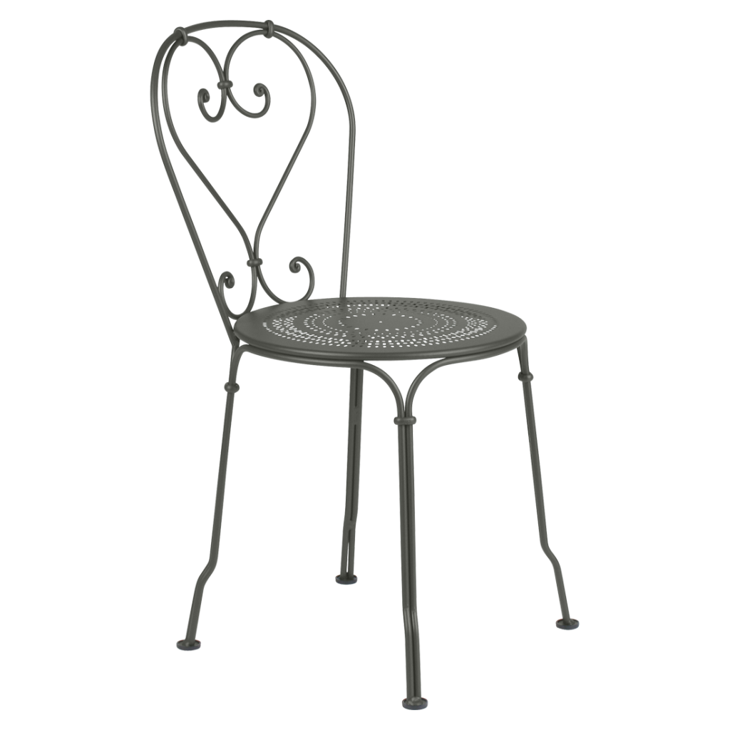 Une chaise en métal gris avec une structure en fer forgé.
