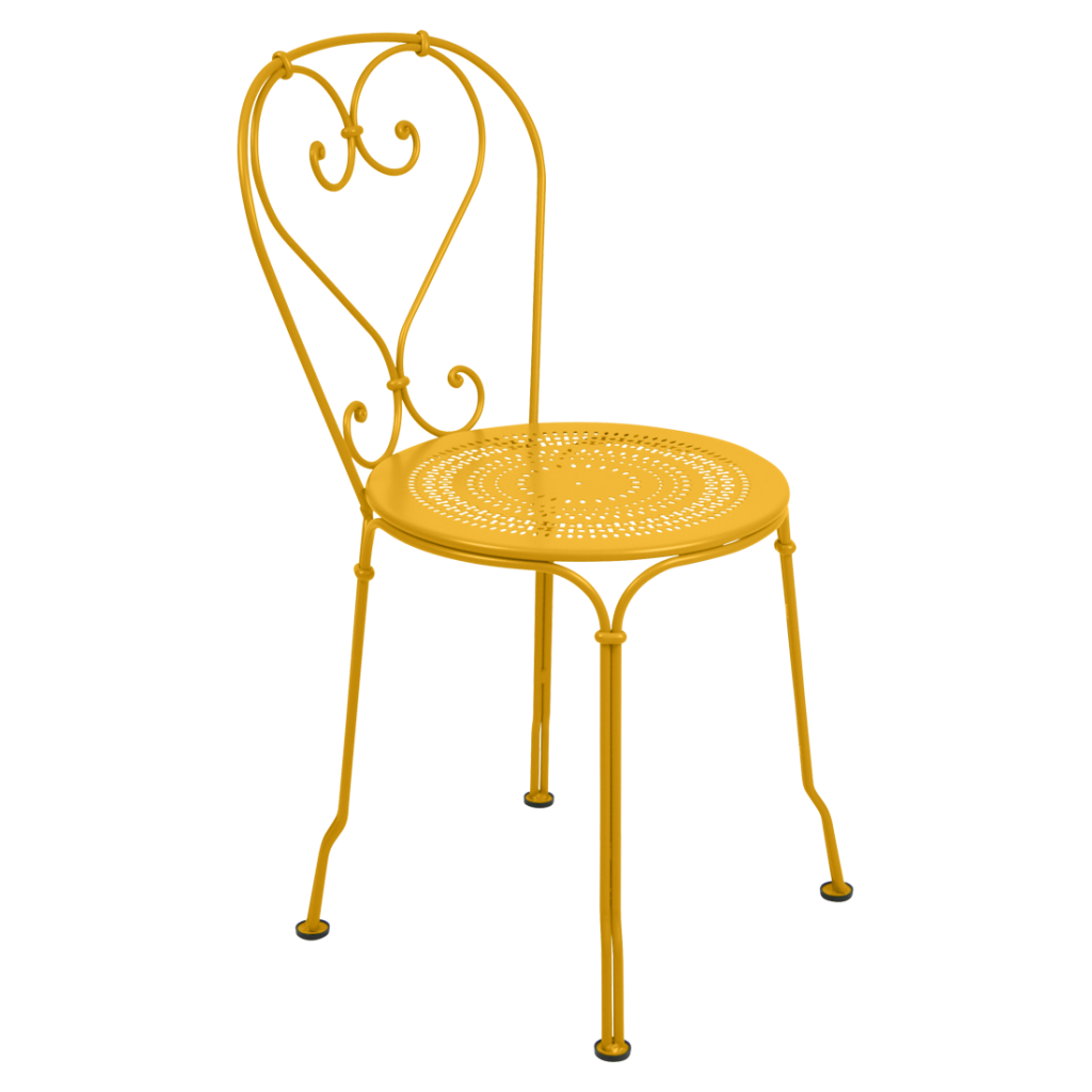 Une chaise en métal jaune sur fond blanc.
