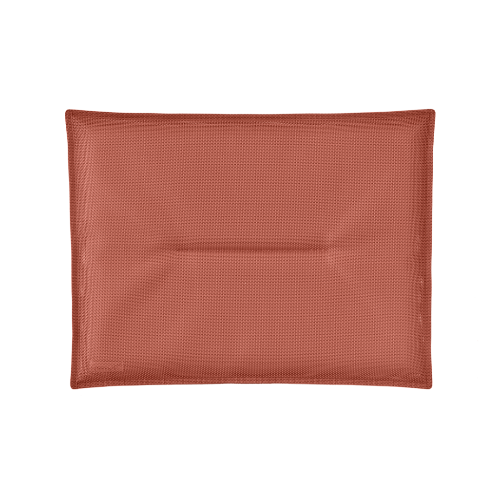 Une pochette en cuir rouge sur fond blanc.