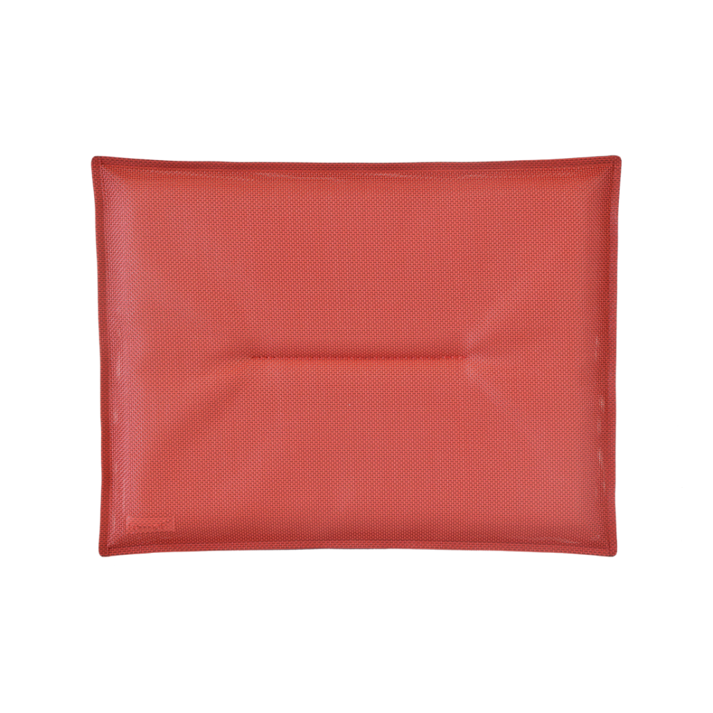 Une pochette en cuir rouge sur fond blanc.