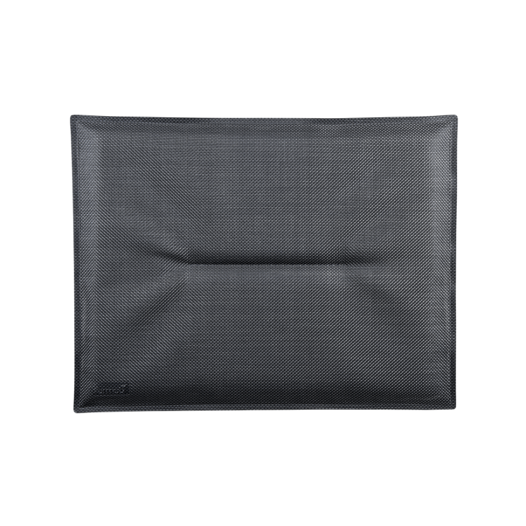 Une pochette noire pour ordinateur portable sur fond blanc.