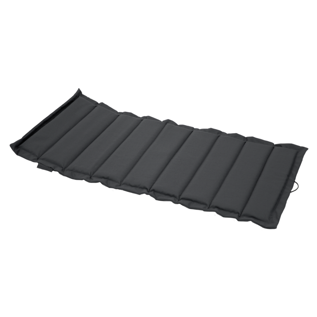 Un matelas en mousse noire sur fond blanc.