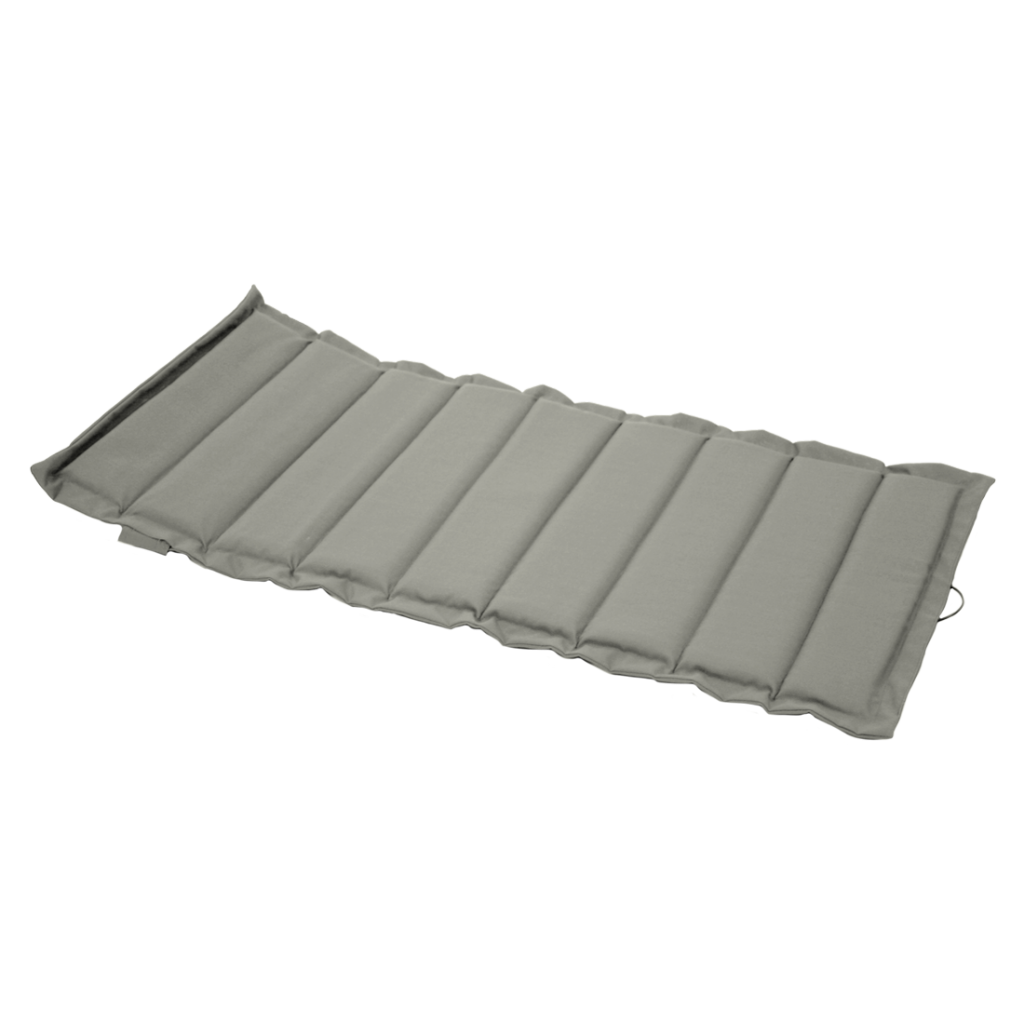 Un matelas de sol gris sur fond blanc.