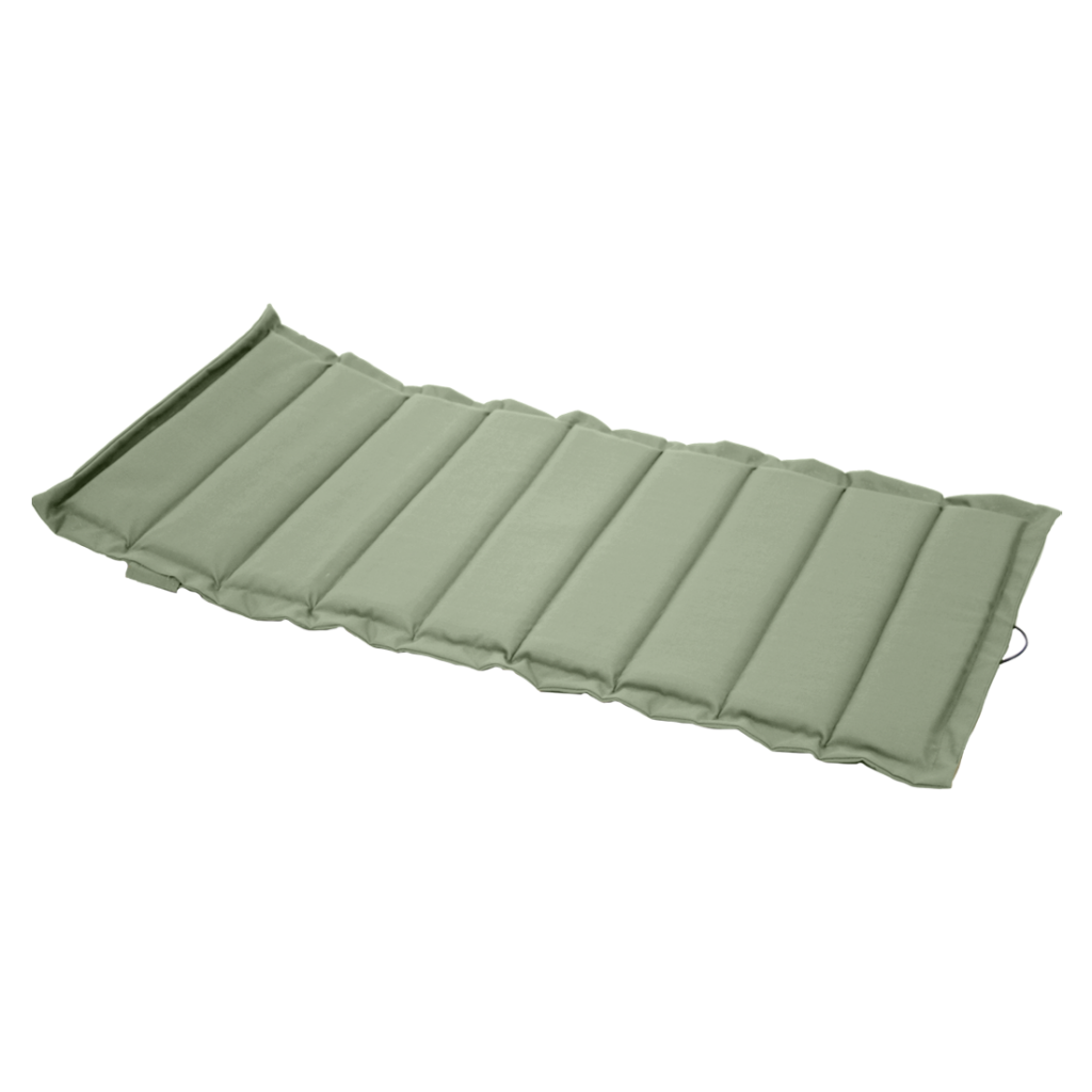 Un matelas de sol vert sur fond blanc.