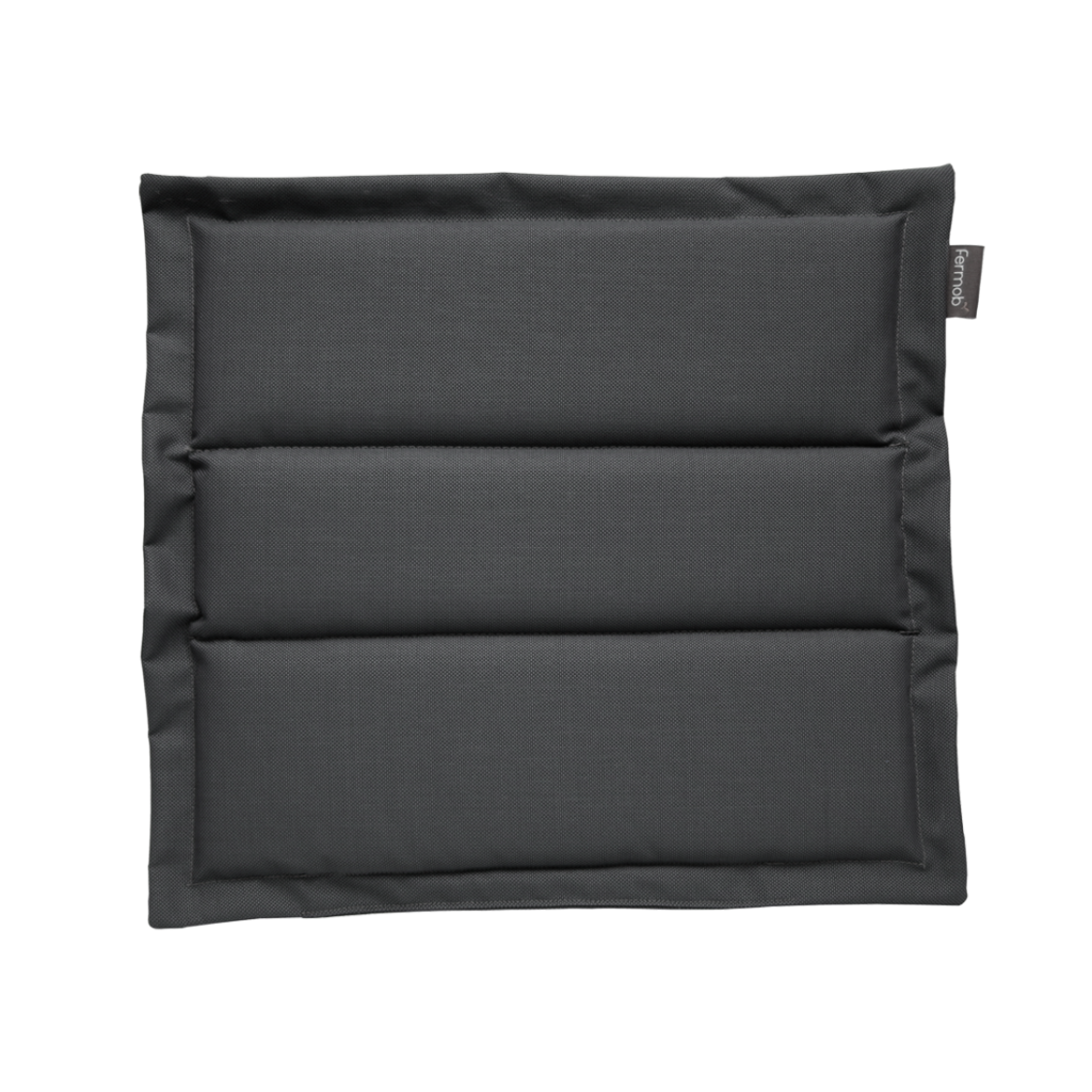 Un oreiller noir sur fond blanc.