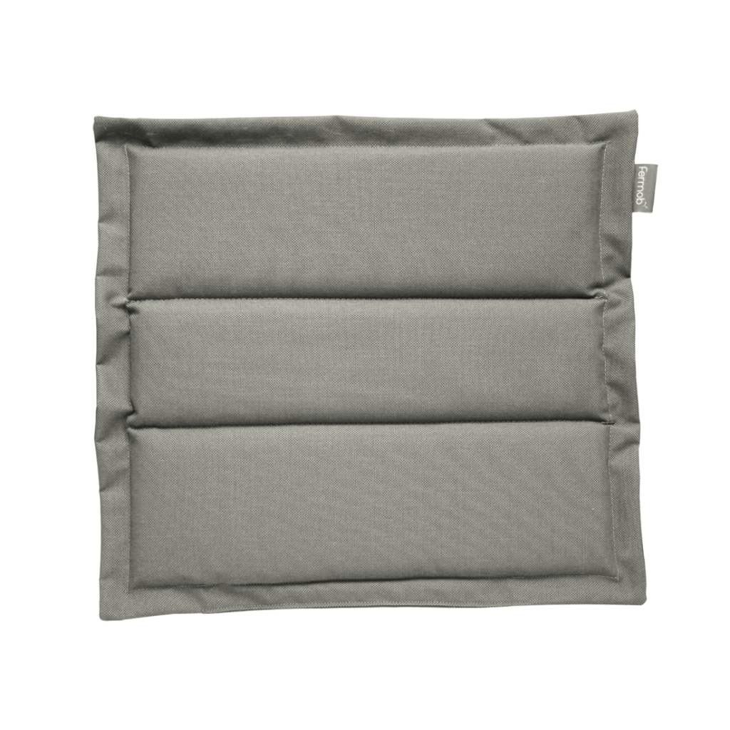 Une image d’un coussin gris sur fond blanc.