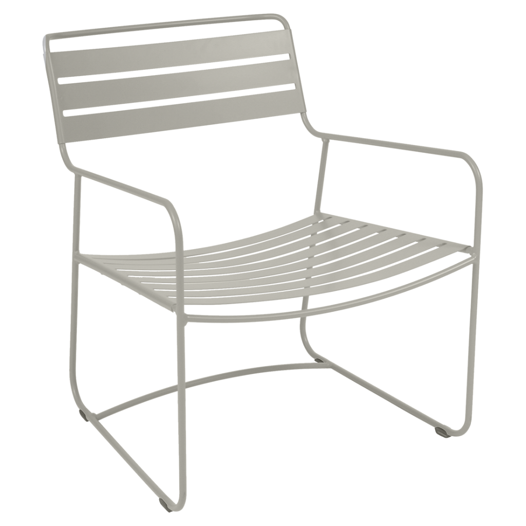 Une chaise longue en métal gris sur fond blanc.