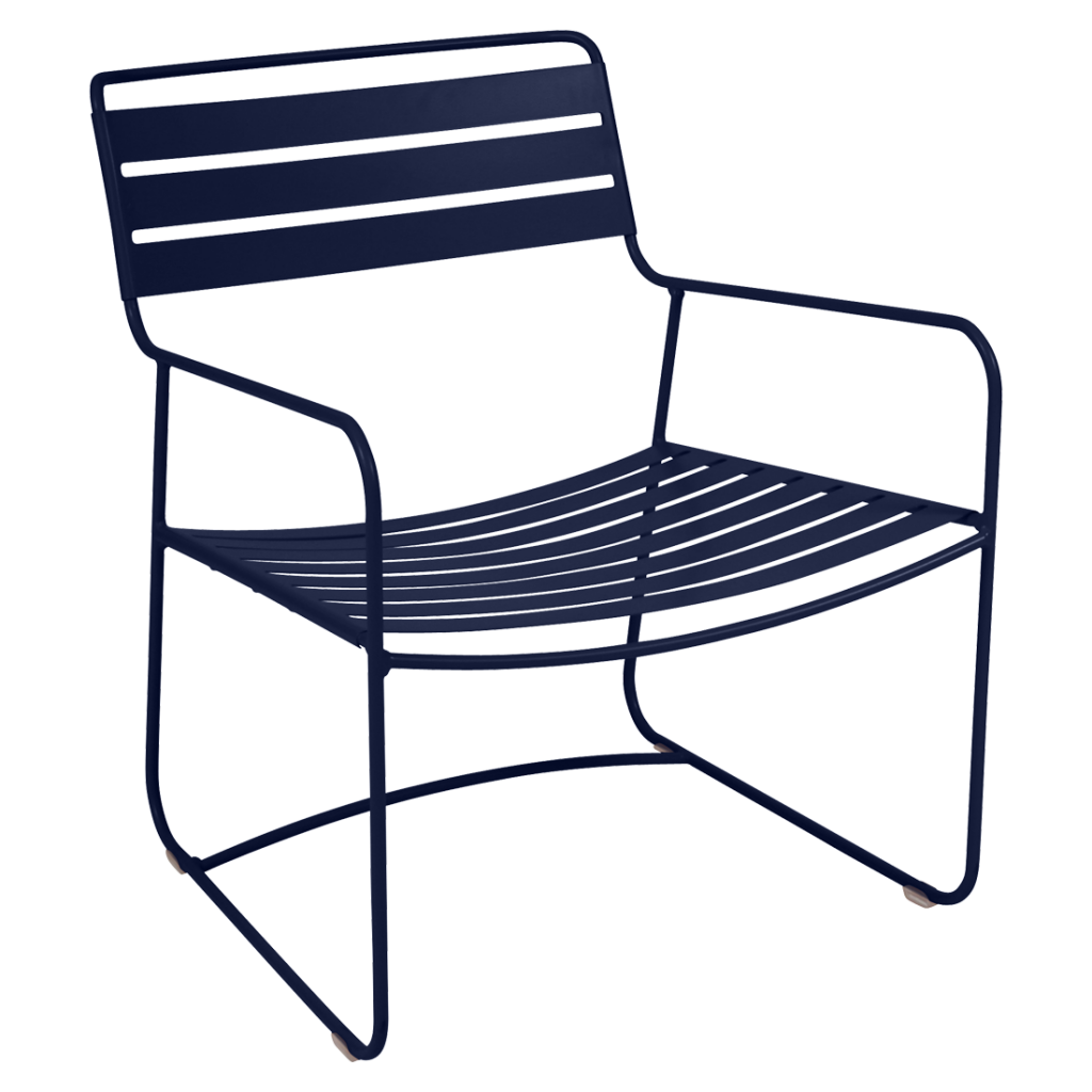Une chaise longue en métal bleu avec un cadre noir.
