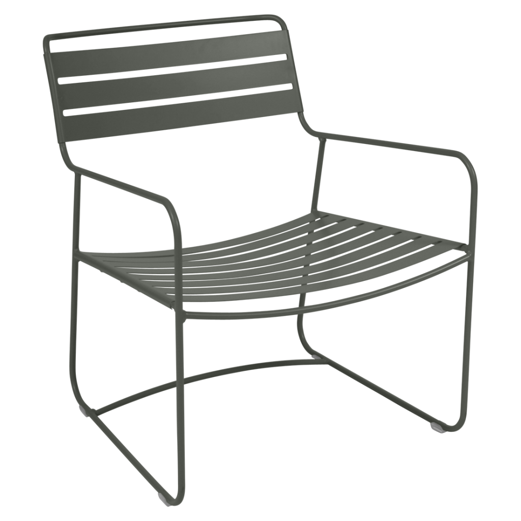 Une chaise longue en métal gris sur fond blanc.