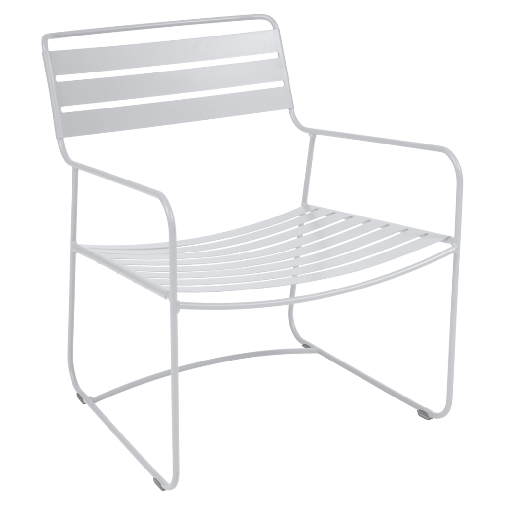 Une chaise longue en métal blanc sur fond blanc.