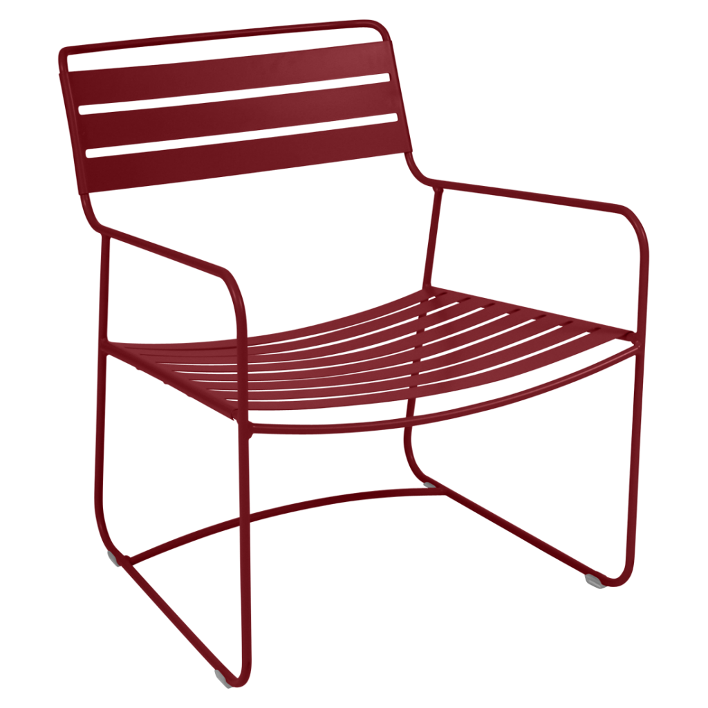 Une chaise longue en métal rouge sur fond blanc.