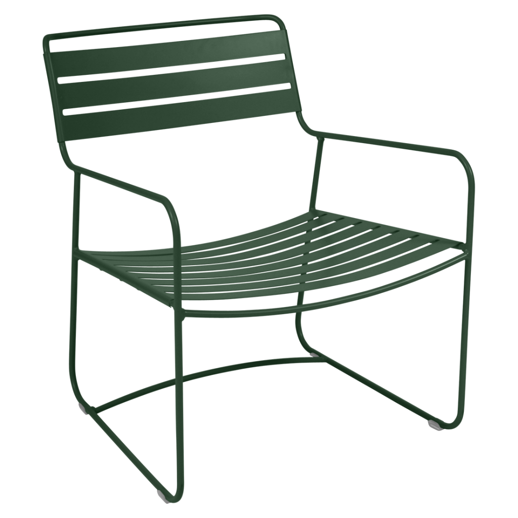 Une chaise longue en métal vert sur fond blanc.