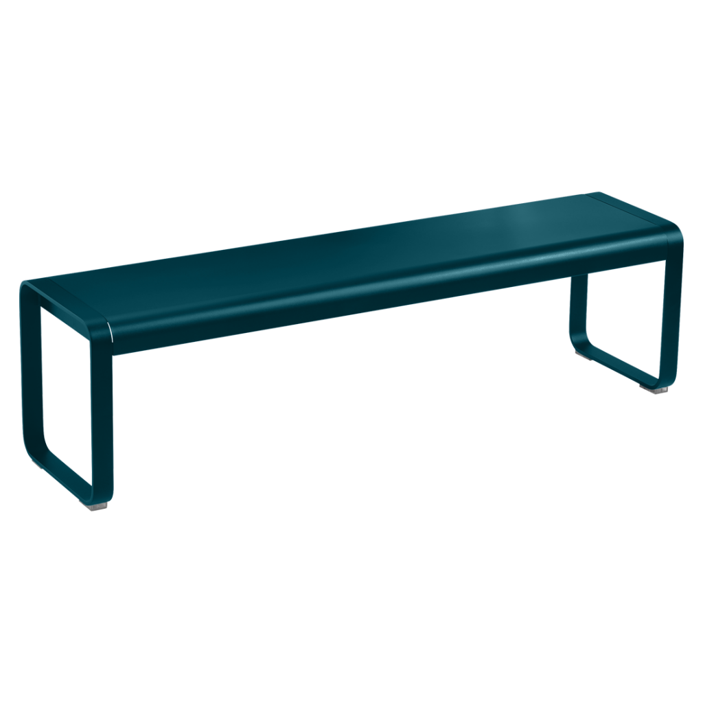Un banc bleu sarcelle sur fond blanc.