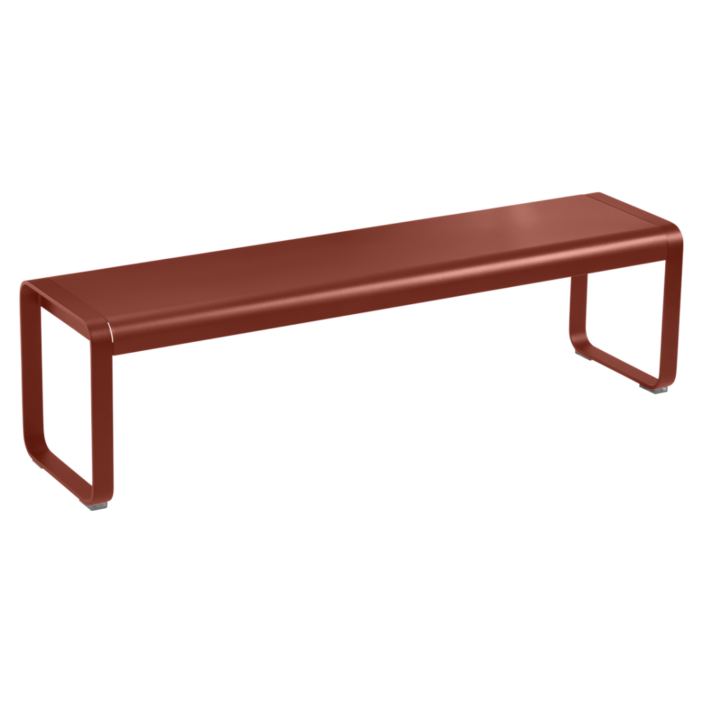 Un banc en métal rouge sur fond blanc.