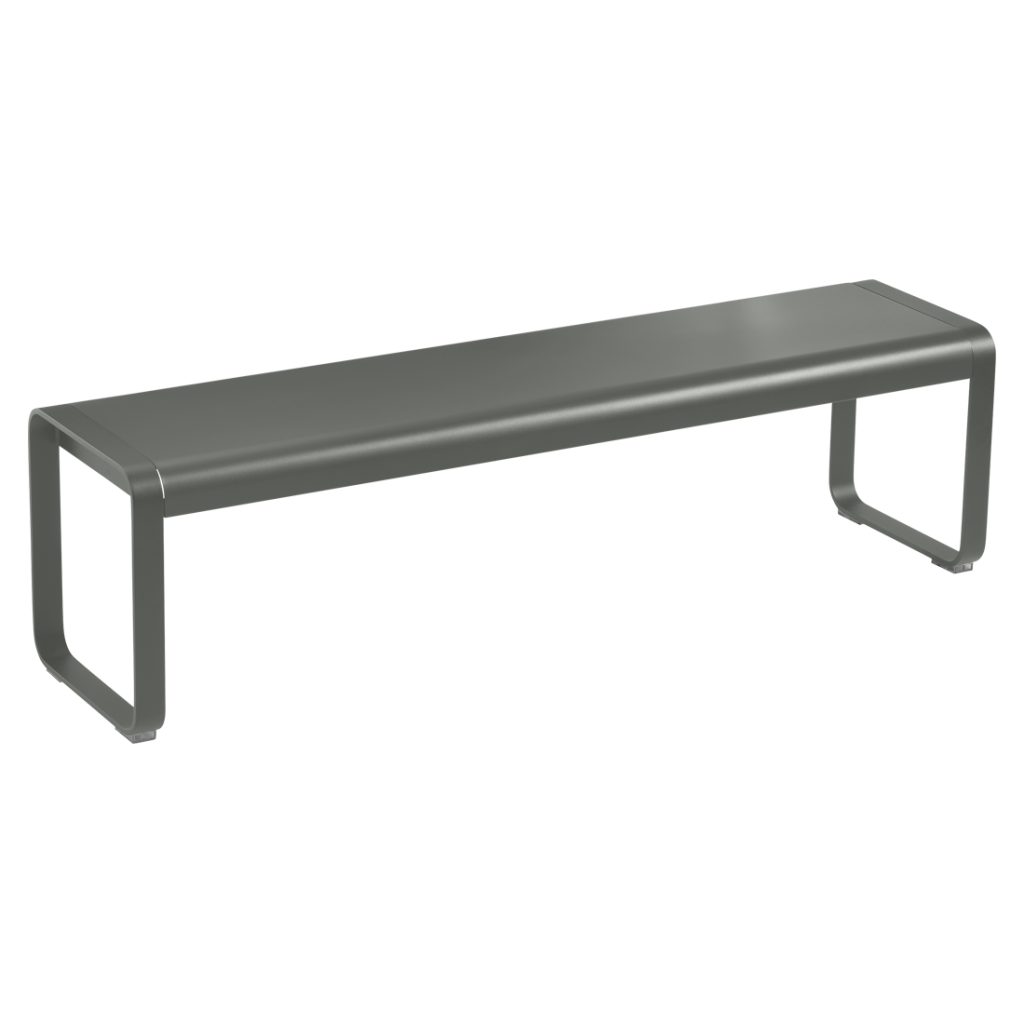 Un banc gris sur fond blanc.
