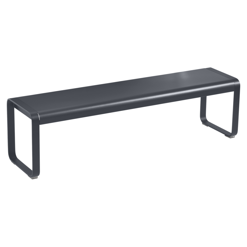 Un banc noir sur fond blanc.