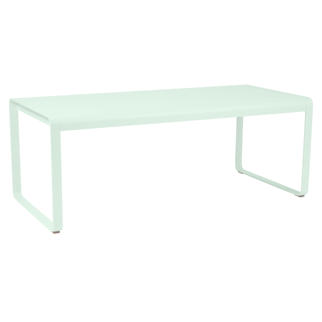 Une table blanche avec un cadre vert.