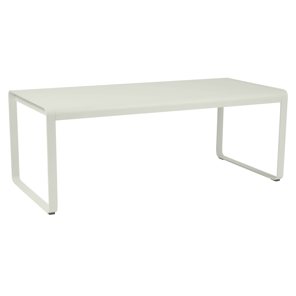 Une table blanche avec un cadre en métal sur fond blanc.