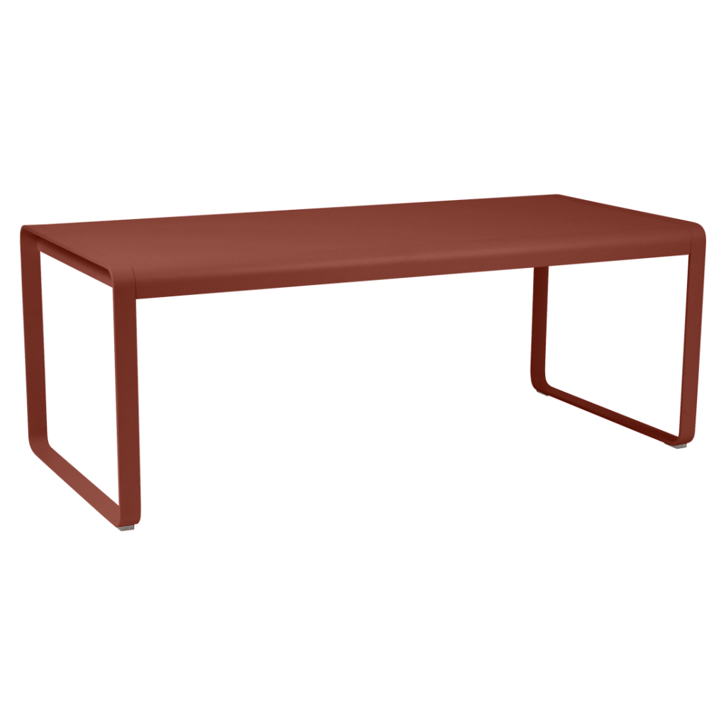 Une table rectangulaire avec un cadre rouge.