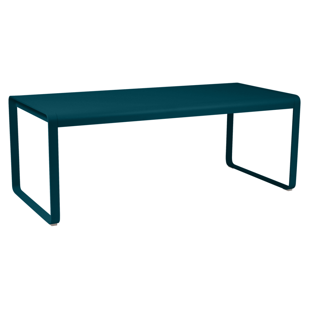 Une table bleu sarcelle avec une structure en métal sur fond blanc.