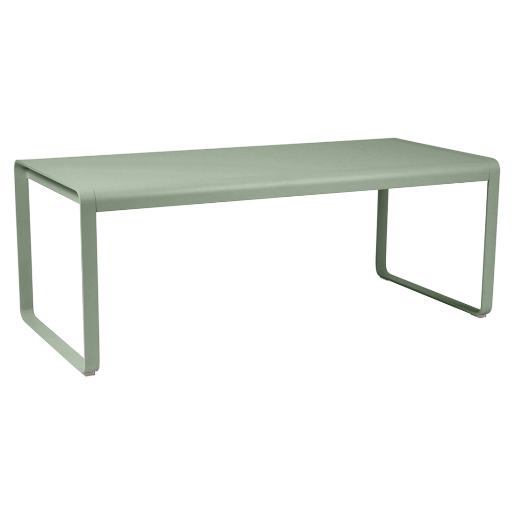 Une table verte avec un cadre en métal sur fond blanc.