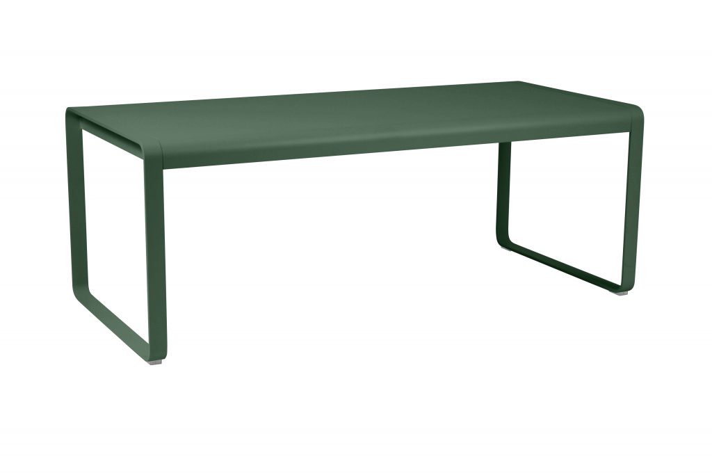 Une table verte avec un cadre en métal sur fond blanc.