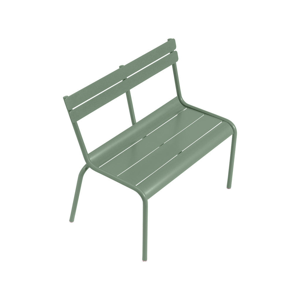 Un banc en métal vert sur fond blanc.