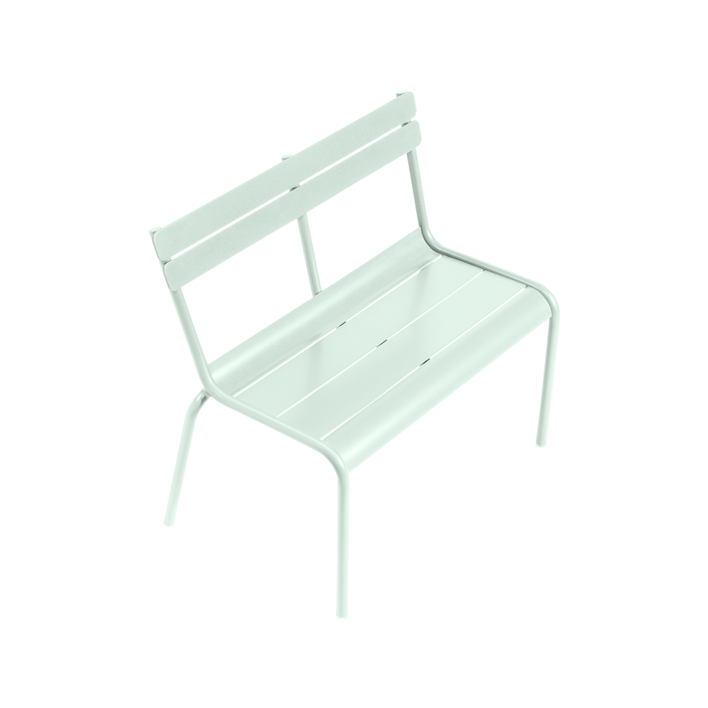 Un banc en métal blanc sur fond blanc.