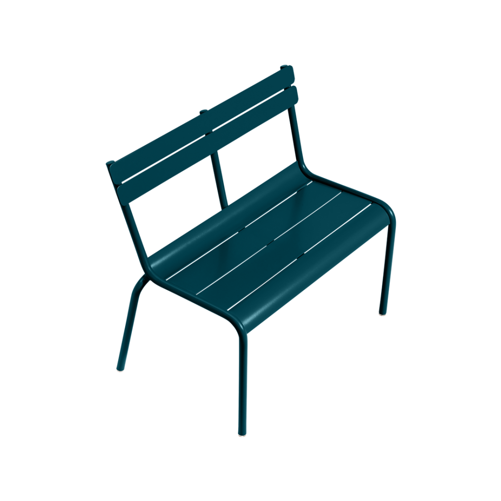 Un banc en métal bleu sur fond blanc.