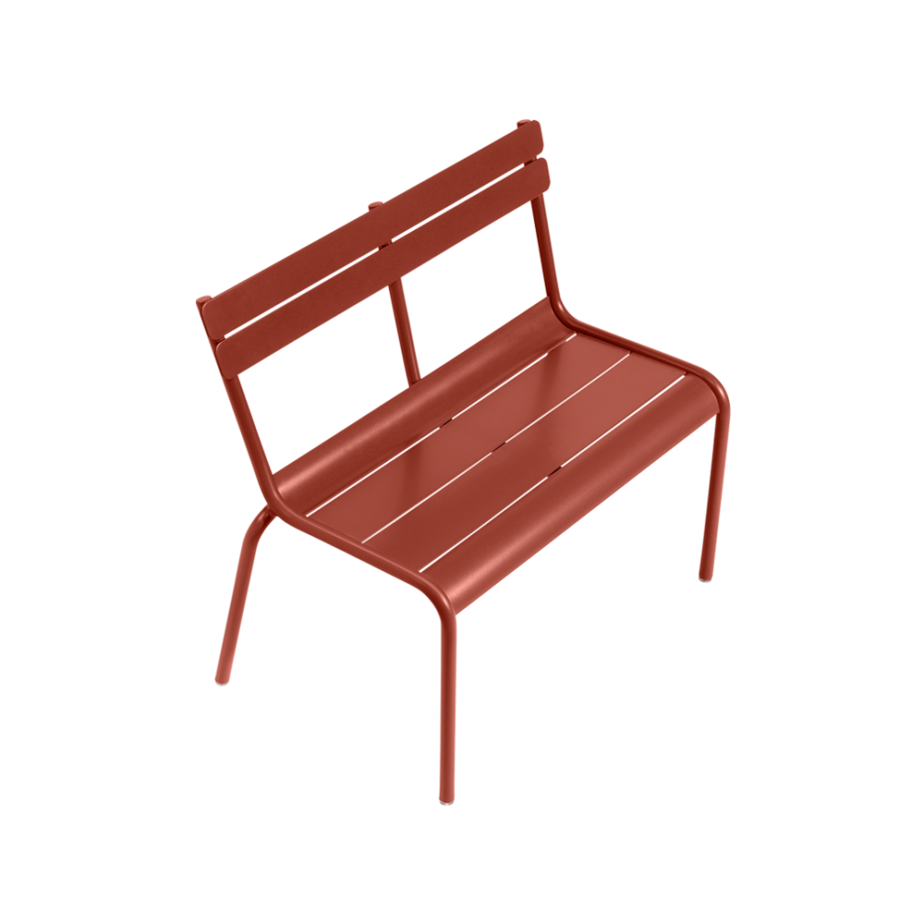Un banc en métal rouge sur fond blanc.