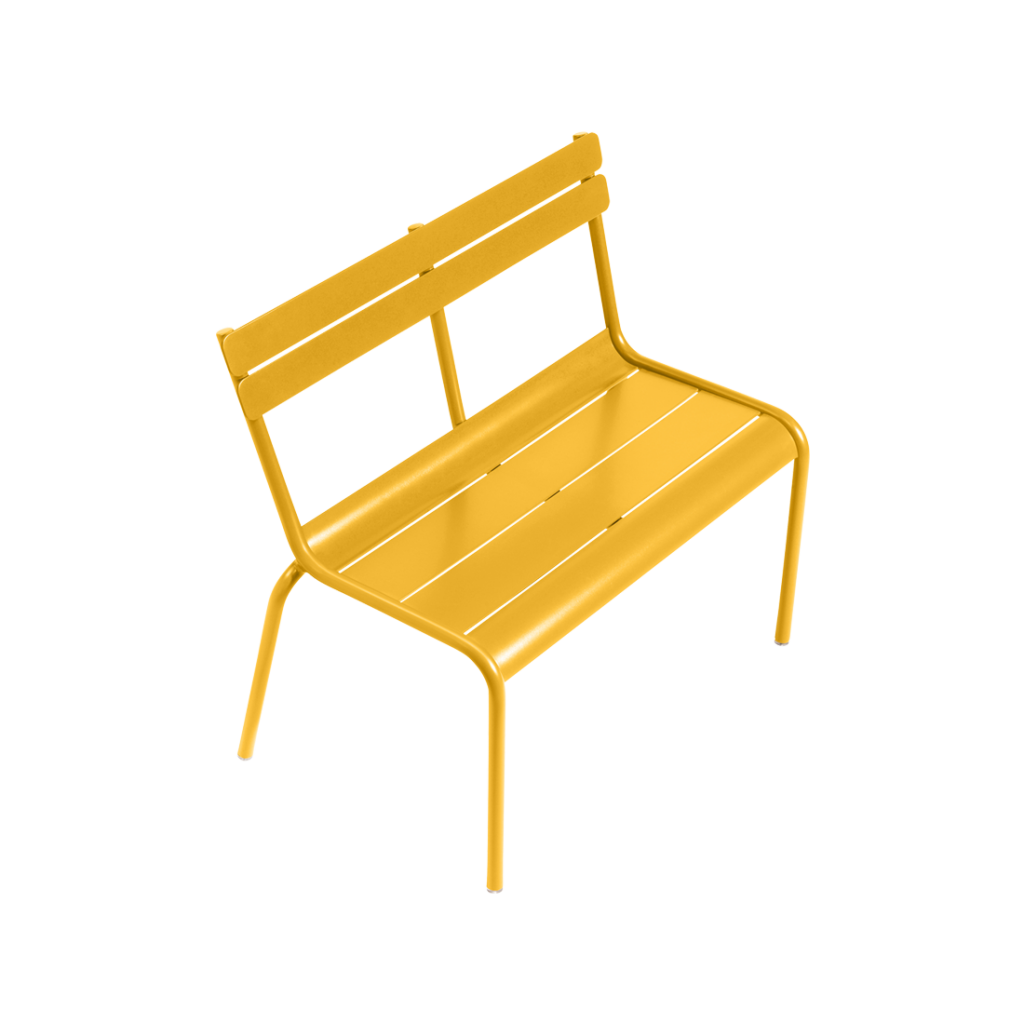 Un banc en métal jaune sur fond blanc.