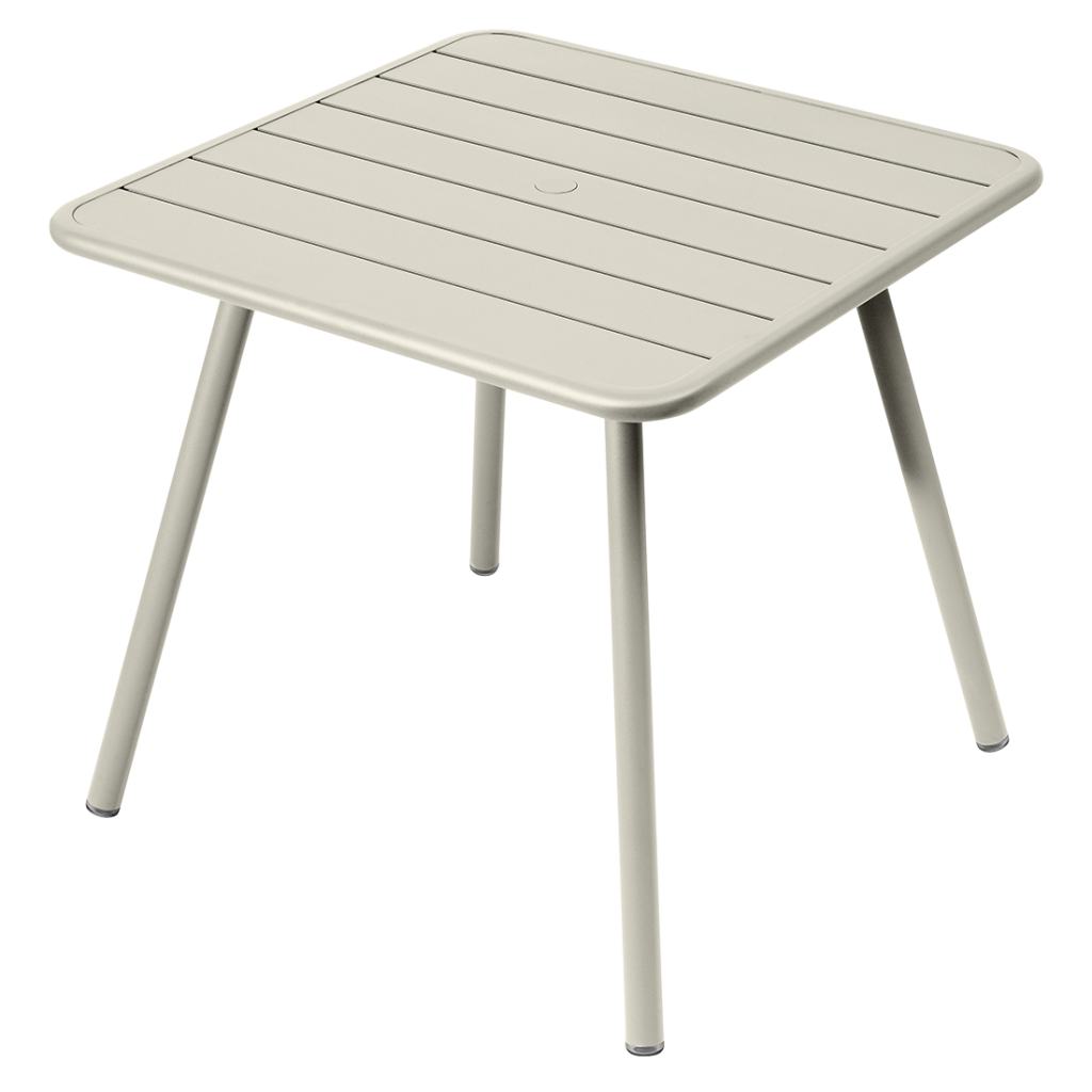 Une table d'extérieur beige avec une base en bois.