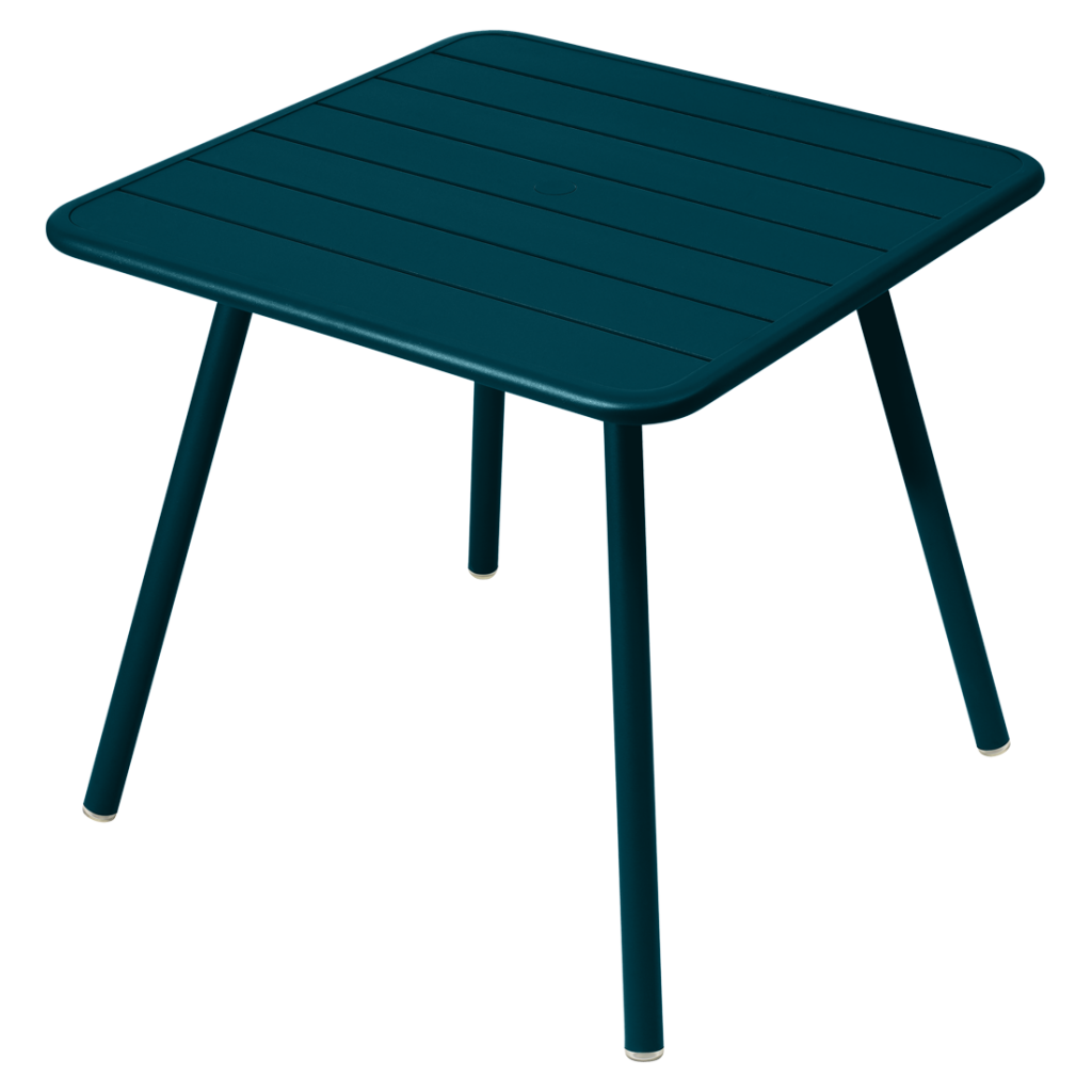 Une table d'extérieur avec un plateau carré et des pieds bleu foncé.