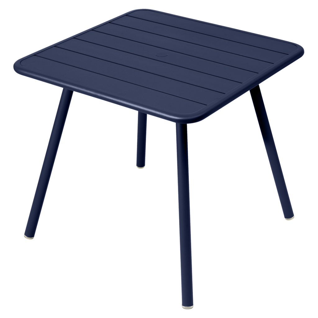 Une table d'extérieur avec un plateau carré et des pieds bleu marine.