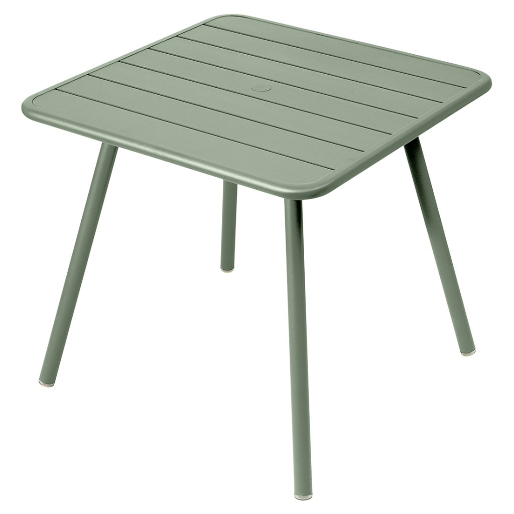 Une table d'extérieur aux pieds verts.