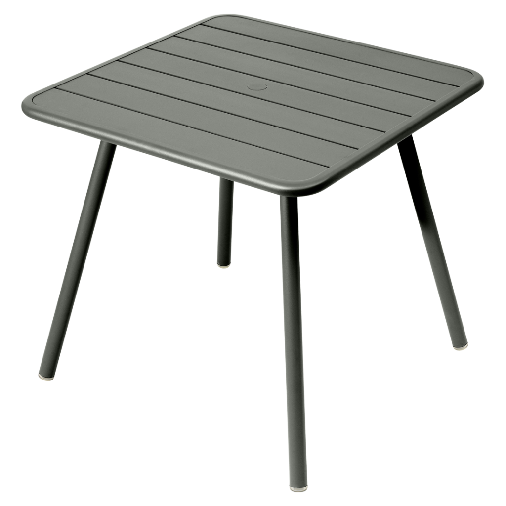 Une table d'extérieur avec des pieds gris et un plateau carré.