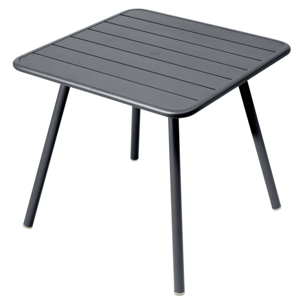 Une table d'extérieur avec des pieds gris et un plateau carré.