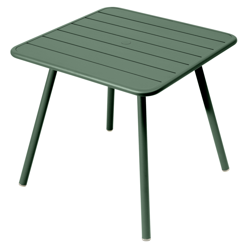 Une table d'extérieur verte avec des pieds en métal.