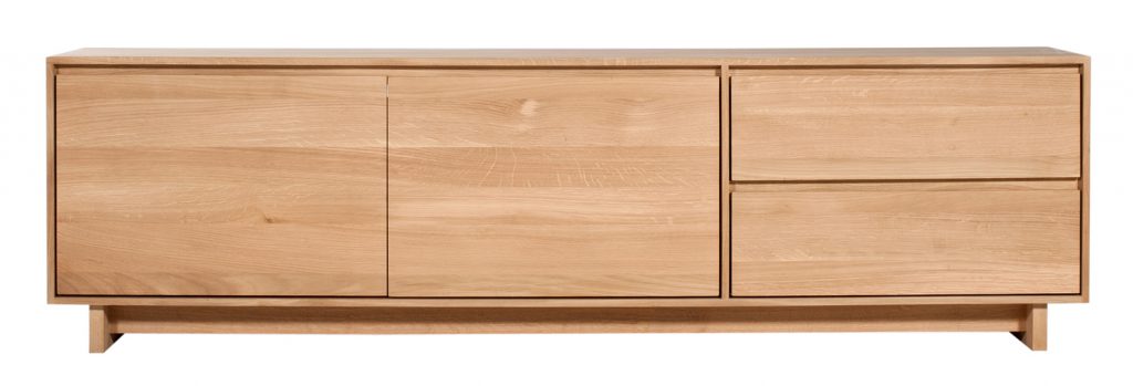 Un buffet en bois avec deux tiroirs et deux portes.